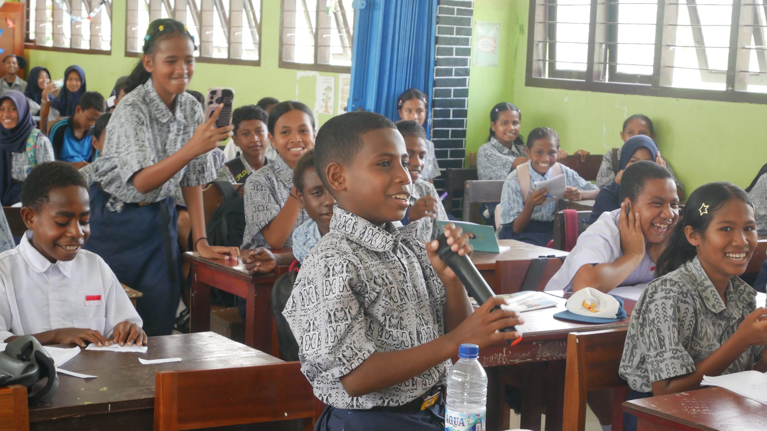 Serunya Pelajar SMP Negeri 6 Keerom Belajar Literasi Digital Bareng Mahasiswa KKN USTJ