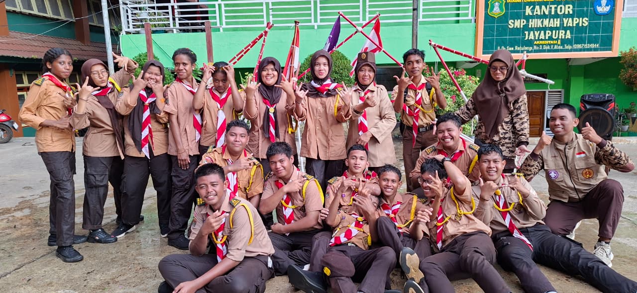 Menembus Rintik Hujan, Kobar Semangat Perjusa SMK Hikmah Yapis Jayapura Lahirkan 16 Penegak Bantara Baru